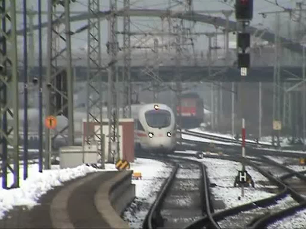 ICE 1611 mit zwei Zugteilen erreicht seinen zusätzlichen Halt Saalfeld (Saale) auf Gleis 4. Da auf der Linie 28 etwa die Hälfte aller ICE-Züge ausfällt, bedienen die noch fahrenden Züge jeden ICE-Halt auf der Strecke. (24.12.2009)