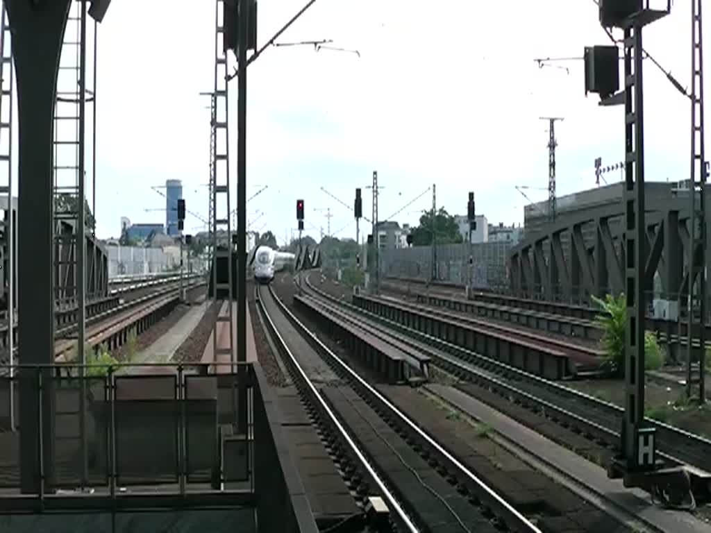 ICE 1640 von Berlin Hbf (tief) nach Kln Hbf fhrt hier ein den Bahnhof Berlin Spandau.Aufgenommen am 14.08.2011 in Berlin