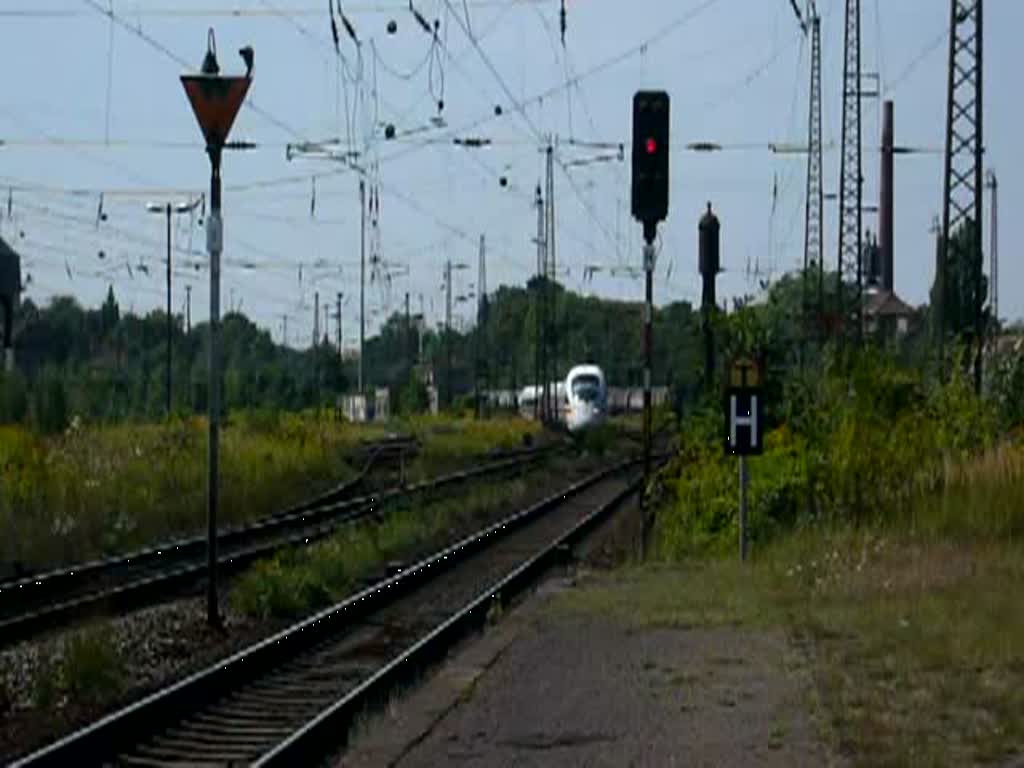 ICE 1670 nach Berlin Gesundbrunnen durchfhrt Leipzig-Leutzsch auf Gleis 2. Auf Gleis 1 wartet eine S1 nach Leipzig Miltitzer Allee. Kaum ist diese ausgefahren, fhrt eine S1 von Leipzig Miltitzer Allee nach Leipzig Hbf auf Gleis 4 ein. (15.08.2009)