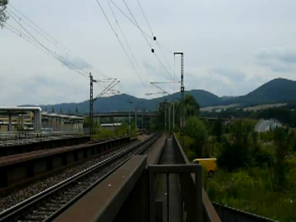 ICE 1708 ist auf dem Weg nach Berlin Gesundbrunnen und durchfhrt hier gleich Rudolstadt-Schwarza. Ich hab einfach mal noch gewartet, bis die RB aus Naumburg selbigen Bahnhof in Richtung Saalfeld (Saale) verlassen hat. (31.07.2009)