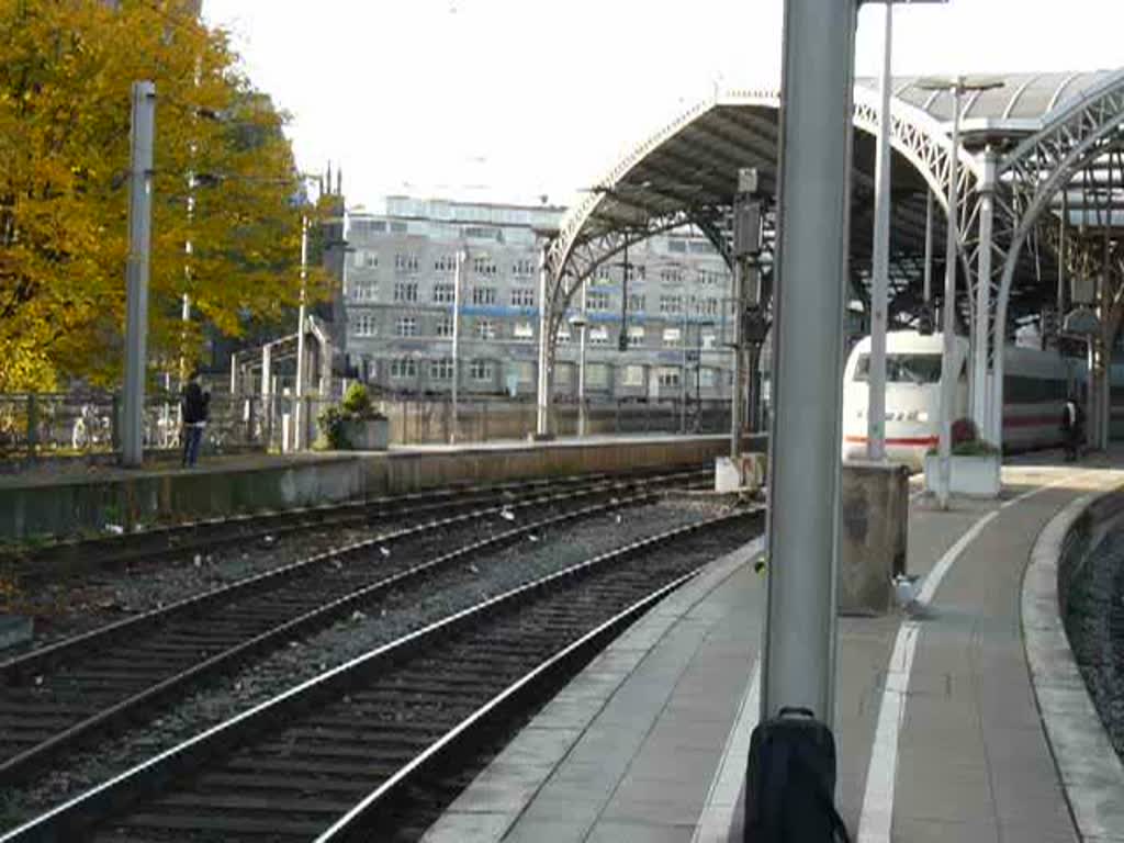 ICE 2  Grlitz  aufgenommen bei der Ausfahrt aus dem Hbf von Kln am 08.11.2008.