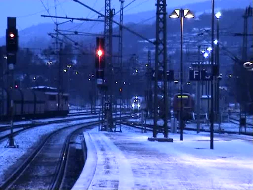 ICE 2986 erreicht als Ersatzzug zum ICE 1206 den Bahnhof Saalfeld (Saale) auf Gleis 4. Eigentlich waren zwei Zugteile fr den ICE vorgesehen - der Ersatz-ICE bestand nur aus einem. (13.12.2009)