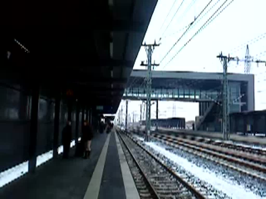 ICE 515 (Hamburg-Mnchen) bei der Durchfahrt des ICE-Bahnhofes Limburg-Sd mit Tempo 280 am 6.1.10 gegen 11:05.
