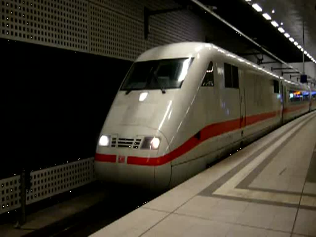 ICE 794 nach Hamburg-Altona verlsst Berlin Hbf (tief) auf Gleis 8. (11.07.2009)