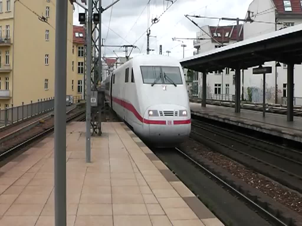 ICE 872 von Basel SBB nach Berlin Ostbahnhof durchfhrt hier Berlin Friedrichstr.Aufgenommen am 15.08.2011 in Berlin