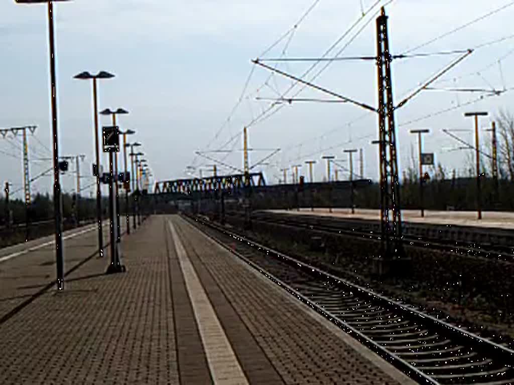 ICE 890 durchfhrt den Bahnhof Leipzig Messe in Richtung Berlin/Hamburg
Aufgenommen am 07.04.11