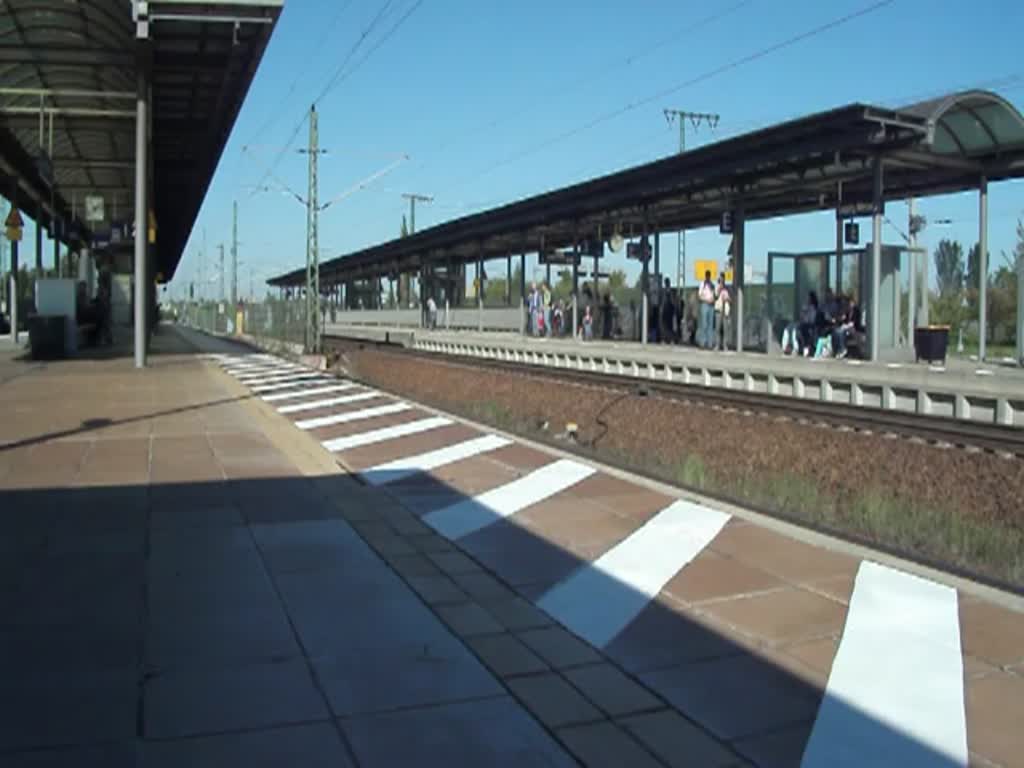 ICE 890 kommend aus Leipzig Hbf durchfhrt hier den Bahnsteig Leipzig/Messe und fhrt in Richtung Hamburg-Altona.Aufgenommen am 01.10.2011 in Leipzig