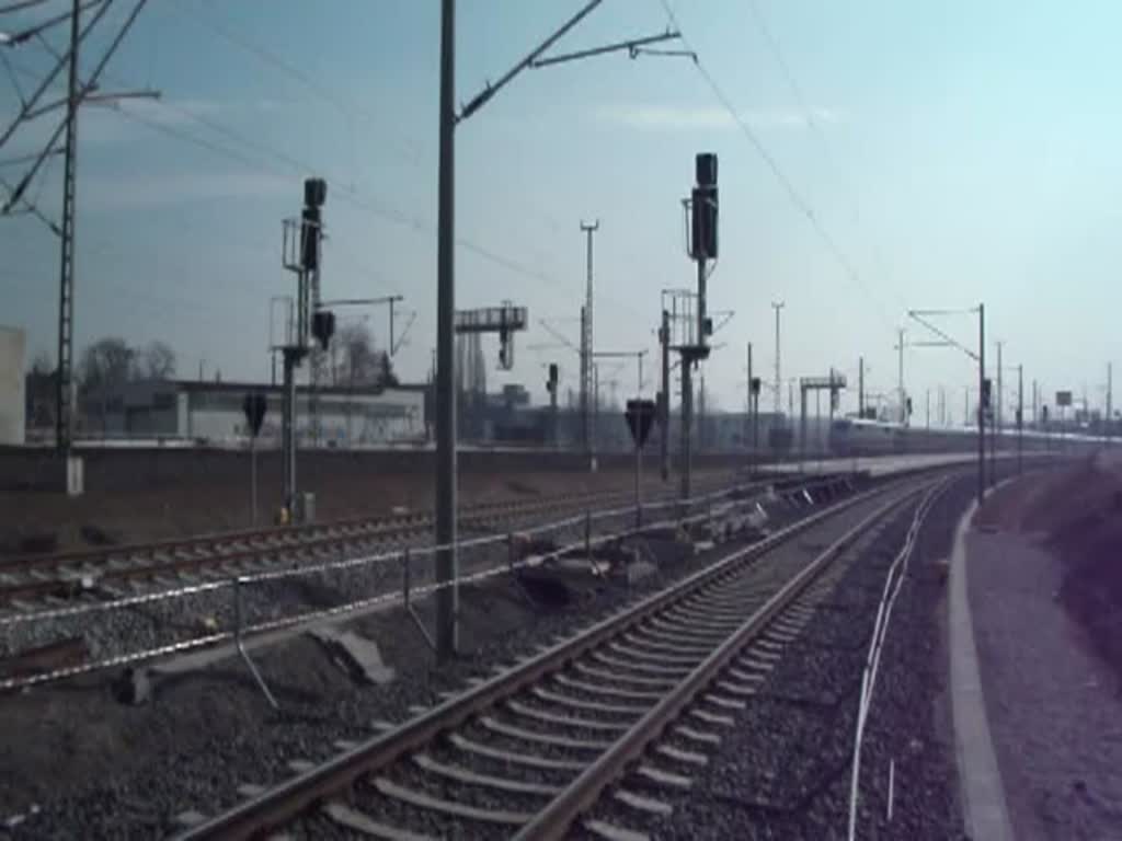 ICE 890 vor wenigen Minuten von Leipzig Hbf losgefahren und fhrt hier in Richtung Hamburg-Altona.Man beachte den ersten Triebkopf da hngt ein ICE2 Triebkopf dran...Aufgenommen am 03.03.2011 in Leipzig