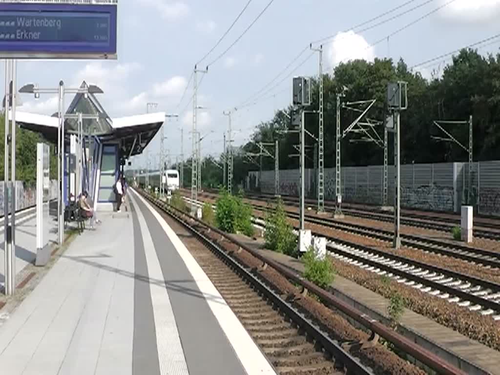 ICE 892 (ohne BordRestaurant) von Leipzig Hbf nach Kiel Hbf durchfhrt hier den Bahnsteig Stresow in Berlin.Aufgenommen am 15.08.2011 in Berlin