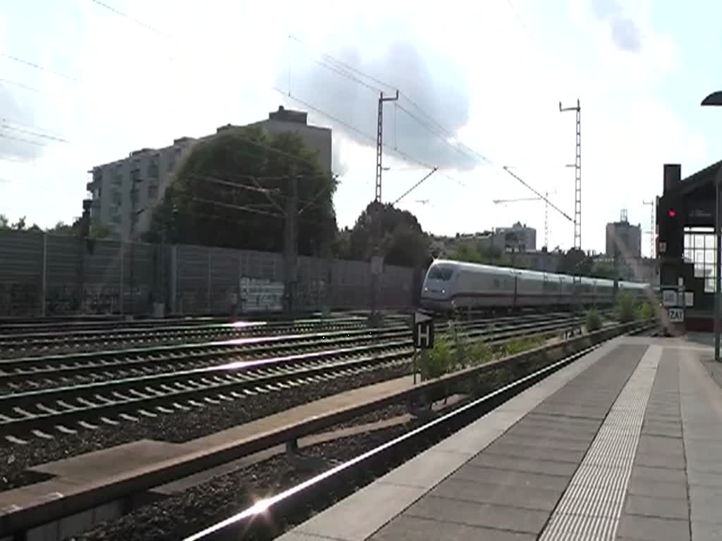 ICE 941 von Kln Hbf nach Berlin Hbf (tief) und ICE 844 von Berlin Hbf (tief) nach Kln Hbf durchfahren hier den Bahnsteig Stresow in Berlin.Aufgenommen am 15.08.2011 in Berlin