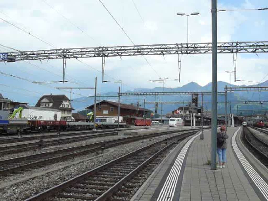 ICE aus Richtung Interlaken verlsst den Bahnhof von Spiez in Richtung Bern ber Thun am 29.07.08.