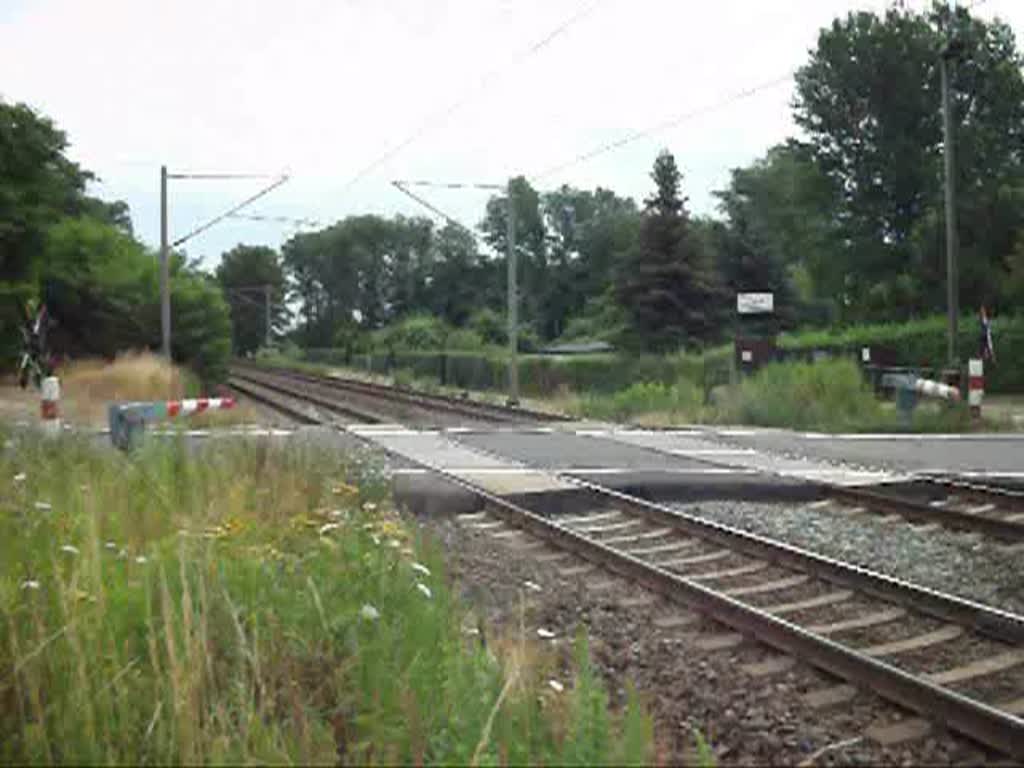 ICE  Jena  fuhr am 15.7.10 als ICE 1609 nach Mnchen in Richtung Naumburg(S). Bahnbergang Leipzig-Miltitz.