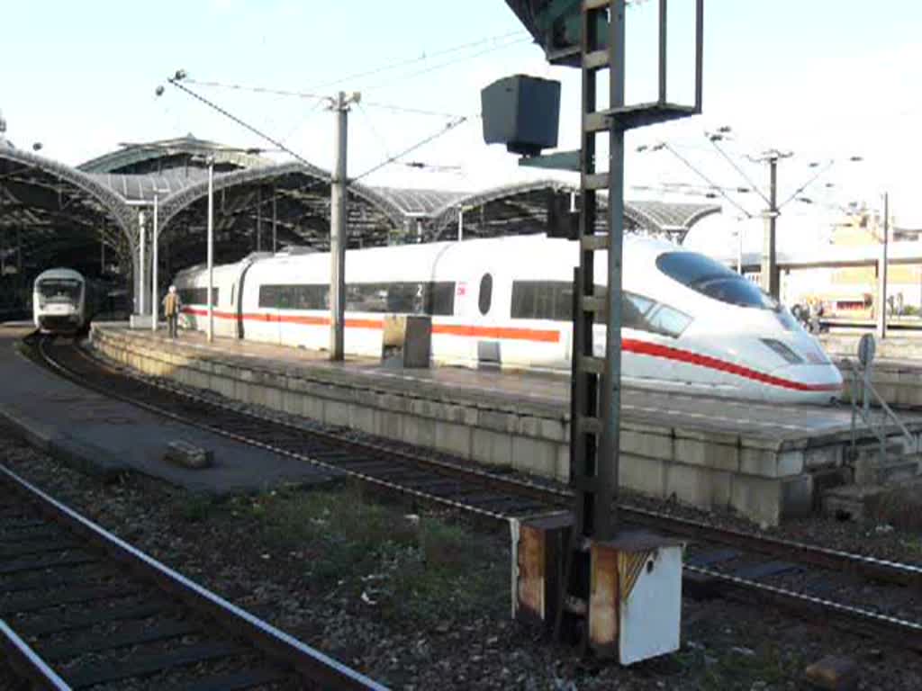 ICE Konstanz mit ICE Hansestadt Lbeck verlassen den Hbf Kln und gleich anschlieend  wird der IC Steuerwagen mit Zug von Lok 101 137-8 aus dem Bahnhof geschoben. 08.11.2008