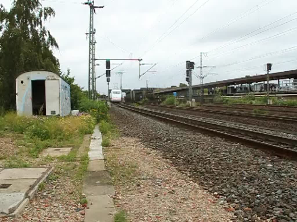 ICE1 von Hamburg-Altona nach Mnchen/Stuttgart bei der Durchfahrt in Hamburg-Veddel(23.07.2011)