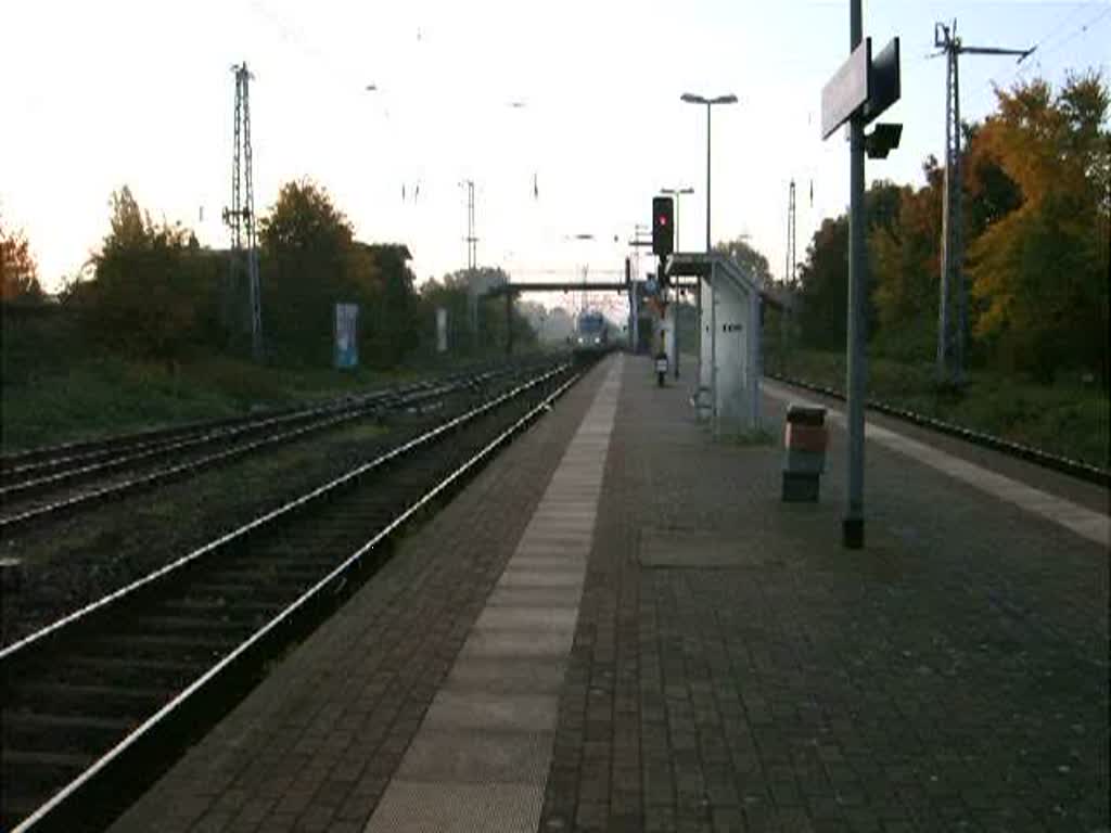 ICE1003 von Warnemnde nach Mnchen Hbf.bei der Durchfahrt im S-Bahnhof Rostock-Bramow.(11.10.08) 