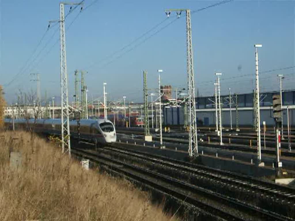 ICE1711 von Warnemnde nach Mnchen Hbf.kurz nach der Ausfahrt im Rostocker Hbf.im Hintergrund zusehen die Rostocker Skyline,recht das BW Rostock dort zusehen ein 628er und ganz hinten steht ein 646er der Usedomer Bderbahn.(07.11.09)