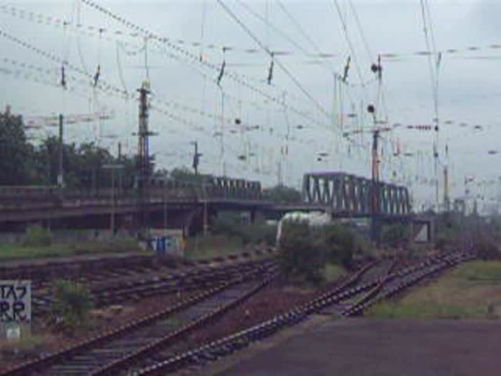 ICE3 aus Richtung Düsseldorf und Doppeltraktion Br 425 nach Koblenz Hbf in Köln-Messe/Deutz.