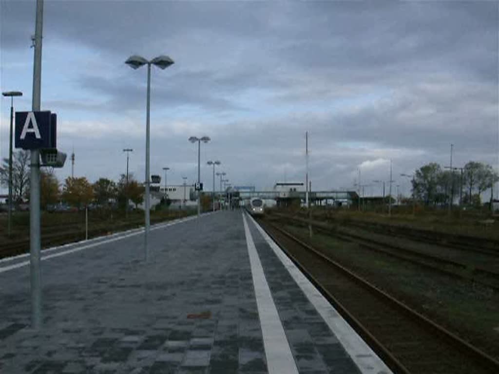 ICE38 von Koebenhavn H nach Berlin Ostbahnhof bei der Ausfahrt im Bahnhof Puttgarden.(19.10.08)