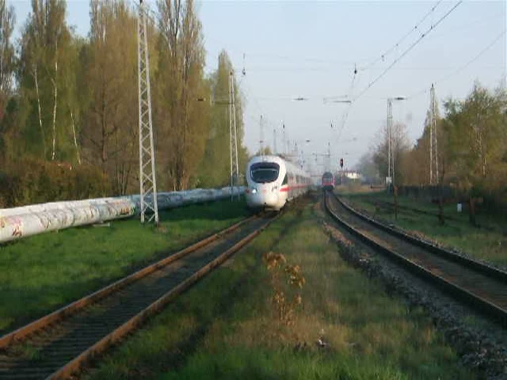 ICE73929 von Warnemnde nach Nrnberg Hbf bei der Durchfahrt um 07.10 Uhr im im S-Bahnhof Rostock Holbeinplatz.(23.04.09)