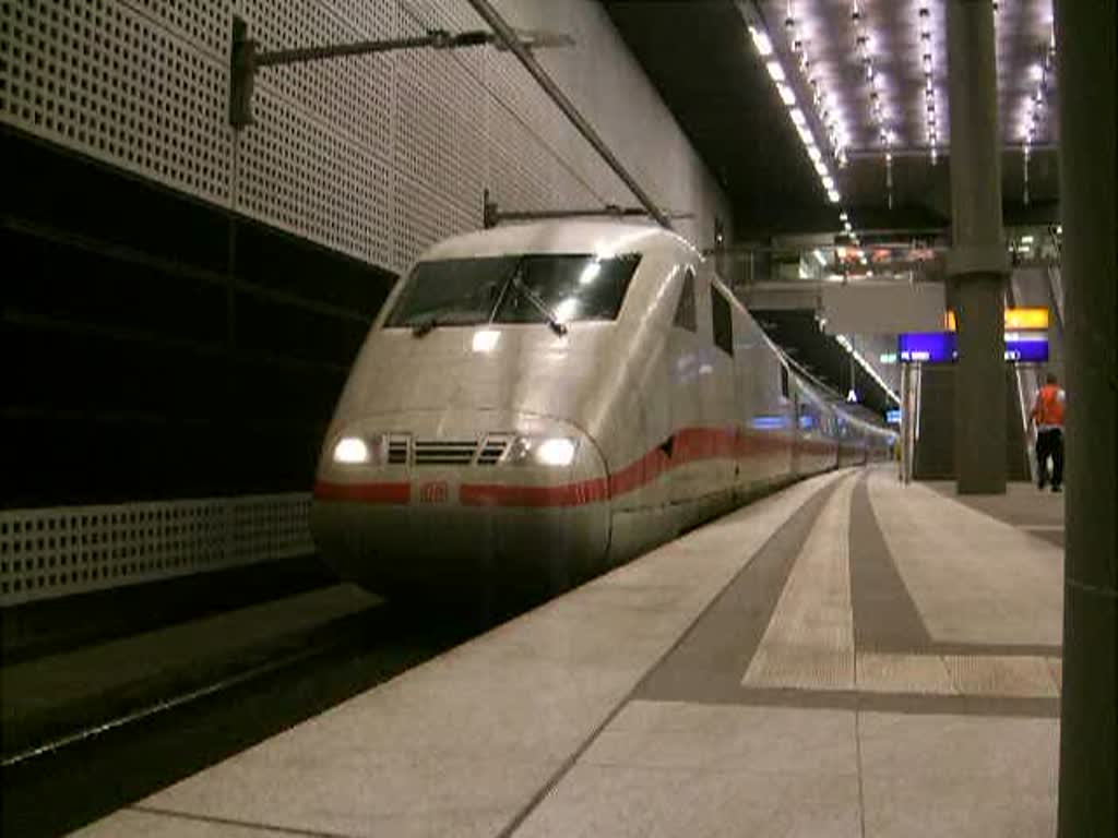 ICE793 von Hamburg-Altona Richtung Berlin Sdkreuz bei der Ausfahrt im Berliner Hbf(tief).(22.05.10)