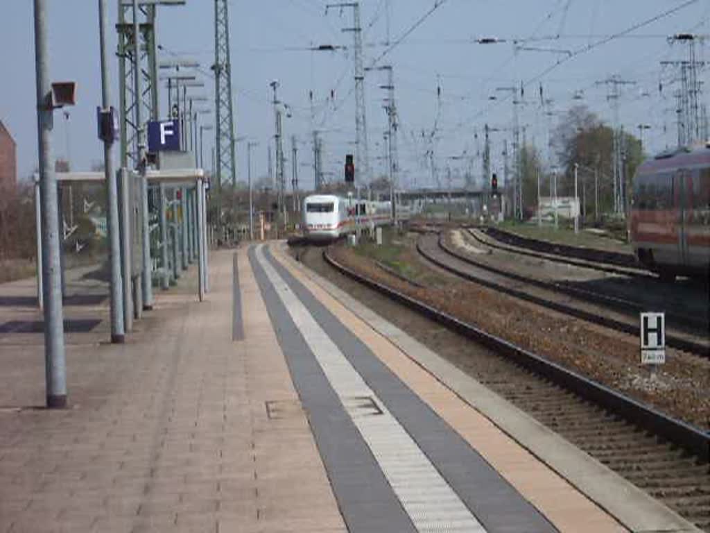 ICE838 Von Berlin Sdkreuz nach Hamburg-Altona bei der Durchfahrt im Bahnhof Stendal.(11.04.09)
 