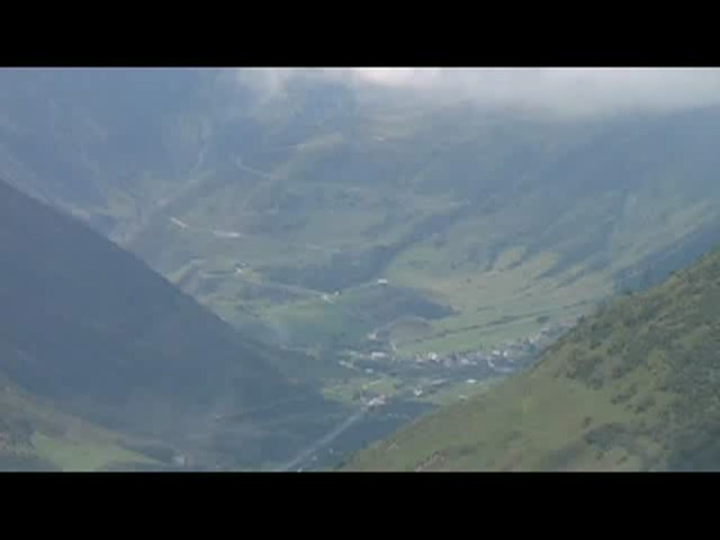 Ich als Fahrgast bei der Abfahrt im Glacier Express am 6. August 2005 kurz vor Andermatt. Achtung, beim Hinsehen wird einem schwindelig und beim Hinhren wird man taub ;-) ... in 16:9 - sorry fr die schwarzen Balken.