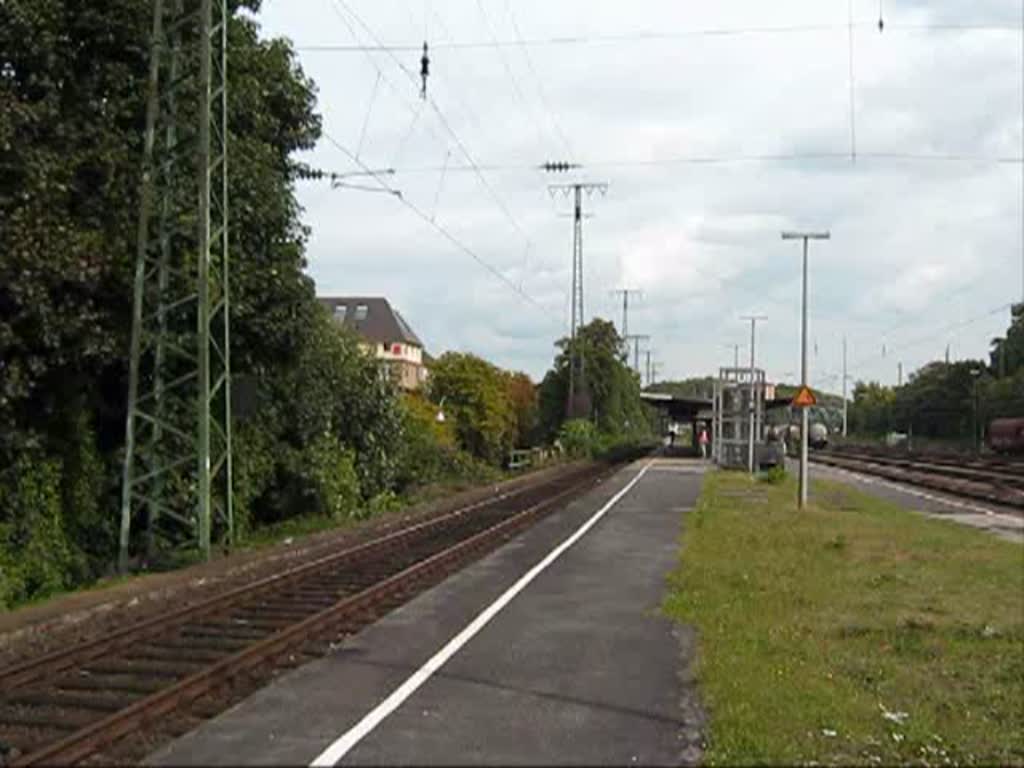 Ich finde diese Triebwagen designtechnisch sehr gelungen. 460 504-4 der TransRegio. Das Video zeigt Einfahrt und Ausfahrt im Bahnhof Köln West. Aufgenommen am 02.09.2009.
