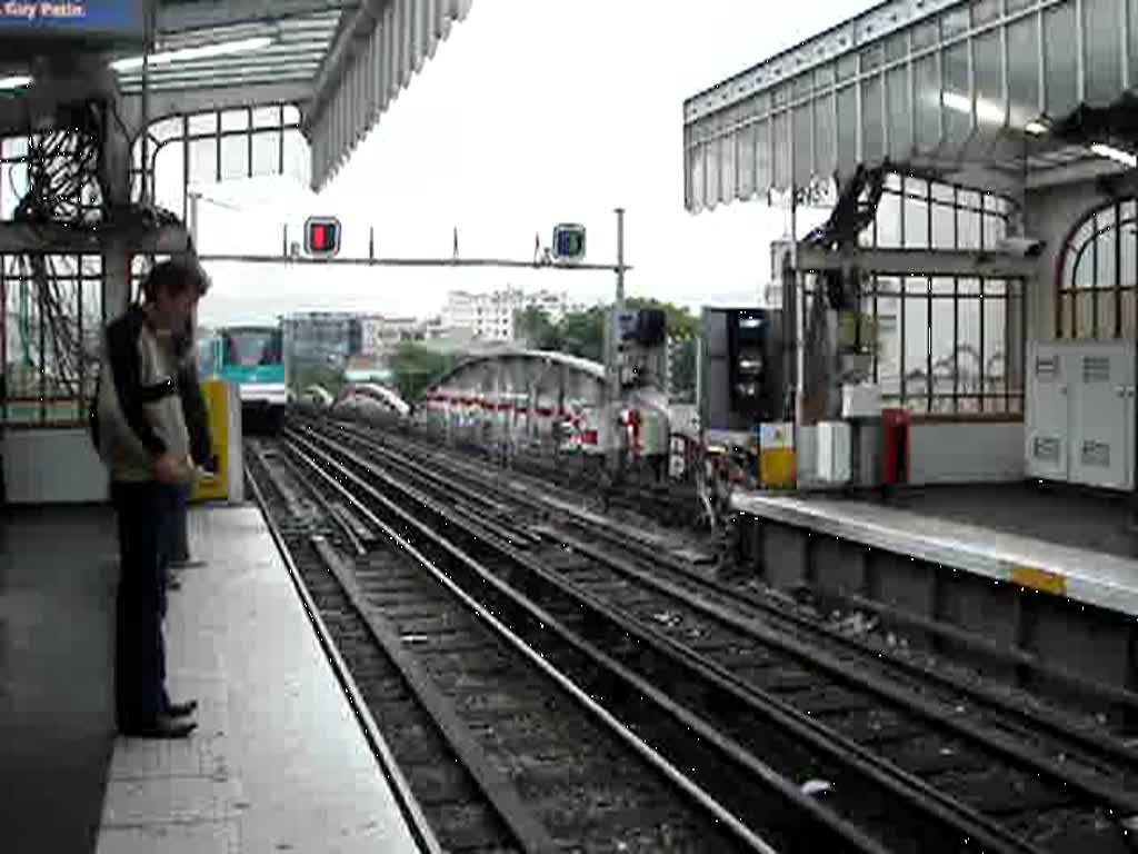 Im Bahnhof Barbs Rochechouart fhrt die Linie 2 Richtung Porte Dauphine via Charles de Gaulle Etoile. Aufgenommen am 11.07.07