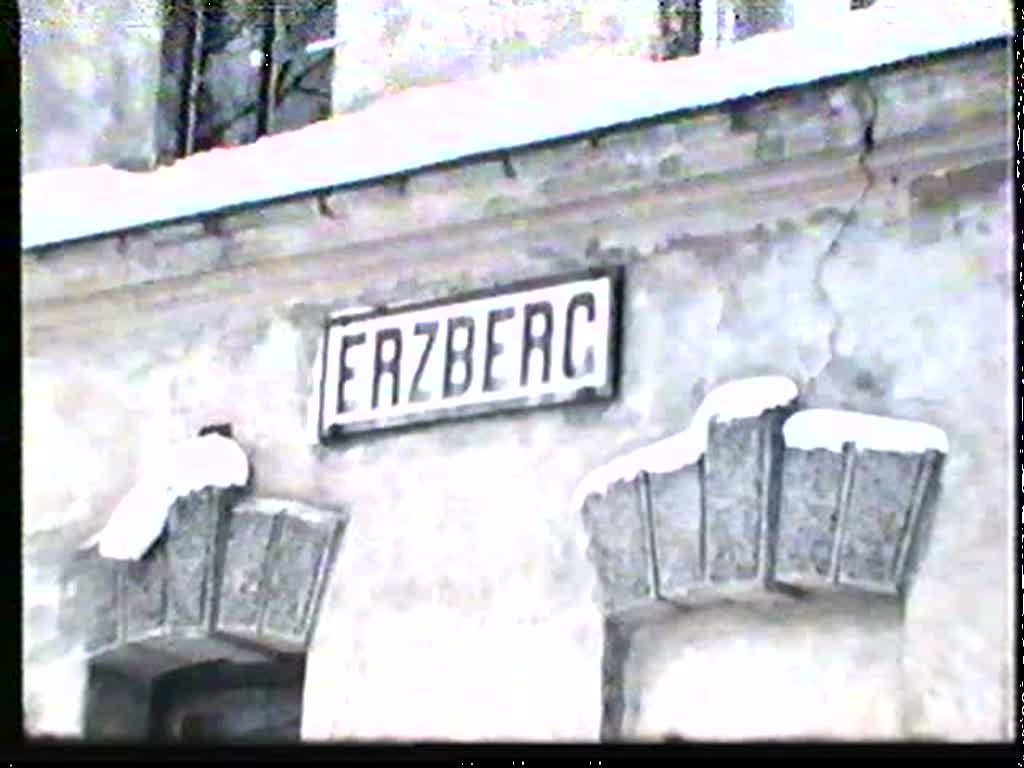 Im Bahnhof Erzberg herrschte Mitte der 1970er Jahre ein reges treiben. Der nächtliche Neuschnee machte allen zu schaffen. Neben 97ern (hier: 97 204 und 97 209) und einem Schneepflug waren viele Menschen im Einsatz. Es handelt sich um Super-8 Filmaufnahmen ohne Ton.