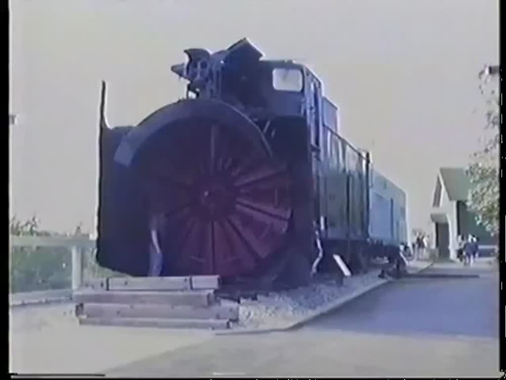 Im Chugach State Park ist eine Schneeschleuder der Alaska Railroad aufgestellt. (Aufnahme vom 30. Juni 1989)