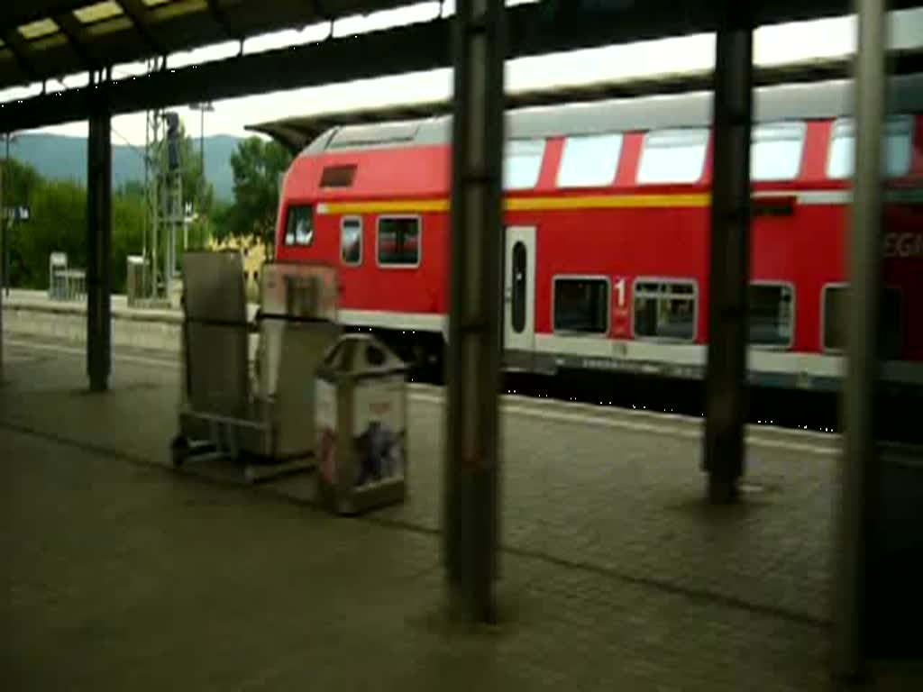 Im ICE 1614 verlassen wir drei Minuten versptet den Bahnhof Saalfeld (Saale) nach Berlin Gesundbrunnen. Auf Gleis 2 steht die RB nach Naumburg (Saale) Hbf, auf Gleis 1 zwei 612er und vor dem Bw noch ein paar Desiros.