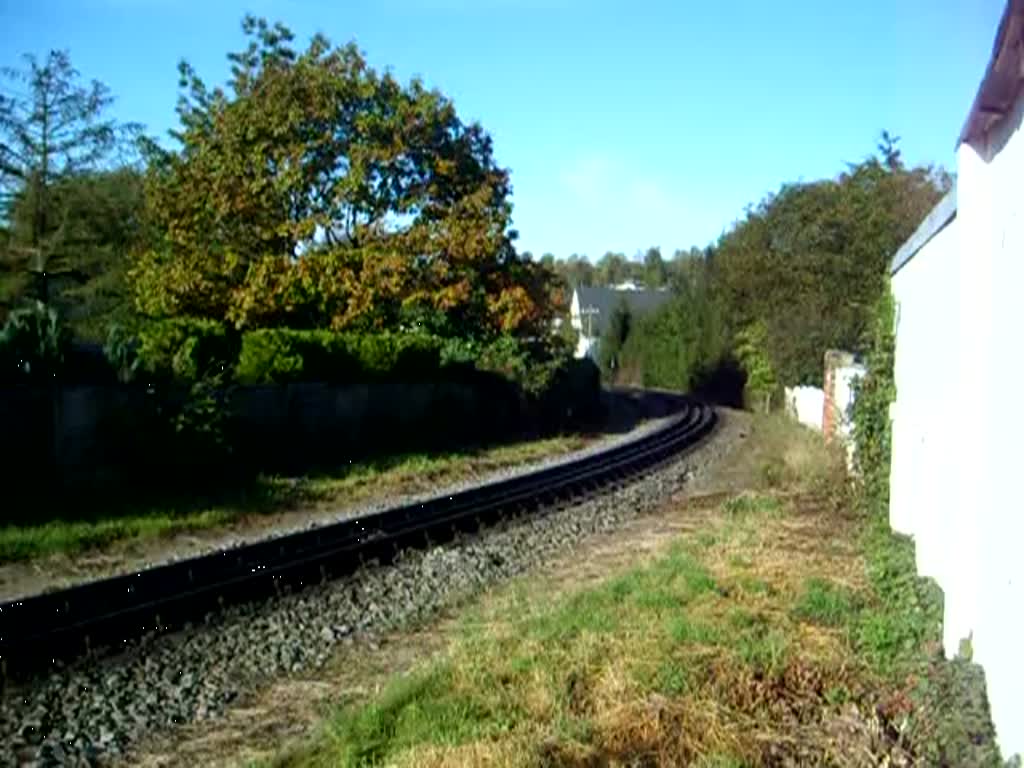 Im Jahr 1967 wurde der Gterverkehr auf dem Streckennetz des Rasenden Roland eingestellt. Hin und wieder kommt aber doch noch mal ein Gterzug vorbei , so wie hier in Binz , am 11.9.2011 !
Eingesetzt wurde die Lok 1782-4 ; mit ihren 650 PS ist sie eine der strksten Loks der Rgenschen Bderbahn !