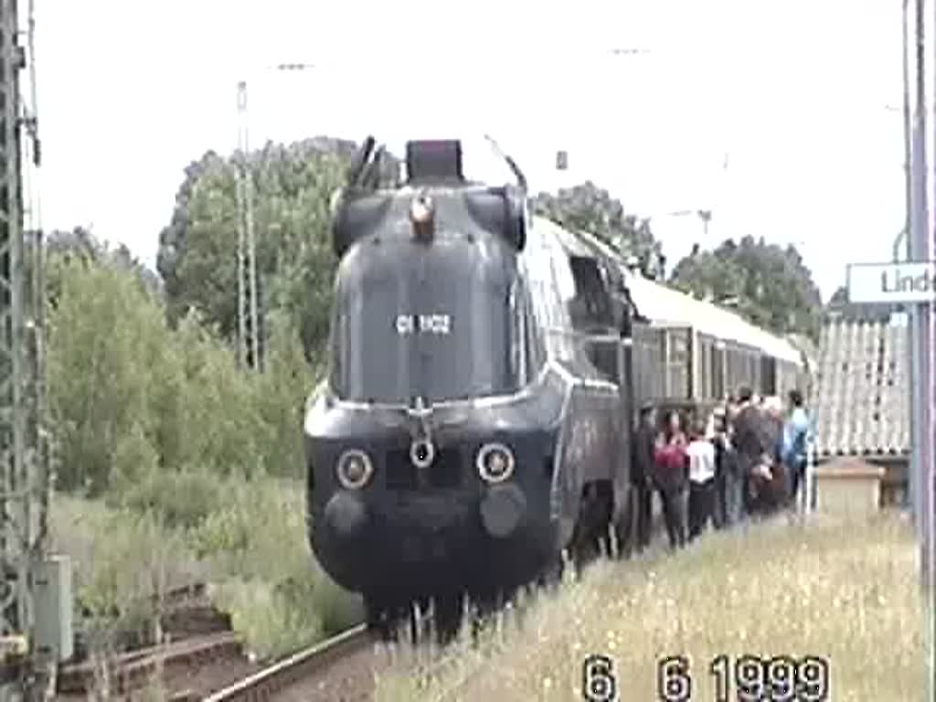 Im Jahr 1999 fuhr dieser Sonderzug mit 01 1102 durch das Rheinland.
Hier in Lindern musste er einige Regelzge passieren lassen und so konnte ich diese Ausfahrt filmen.