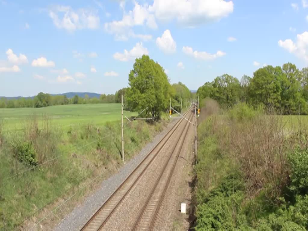 Immer wieder Freitag kommt mit dem OS 7024 eine 242. Am 19.05.17 war es 242 207-9 hier bei Nebanice.