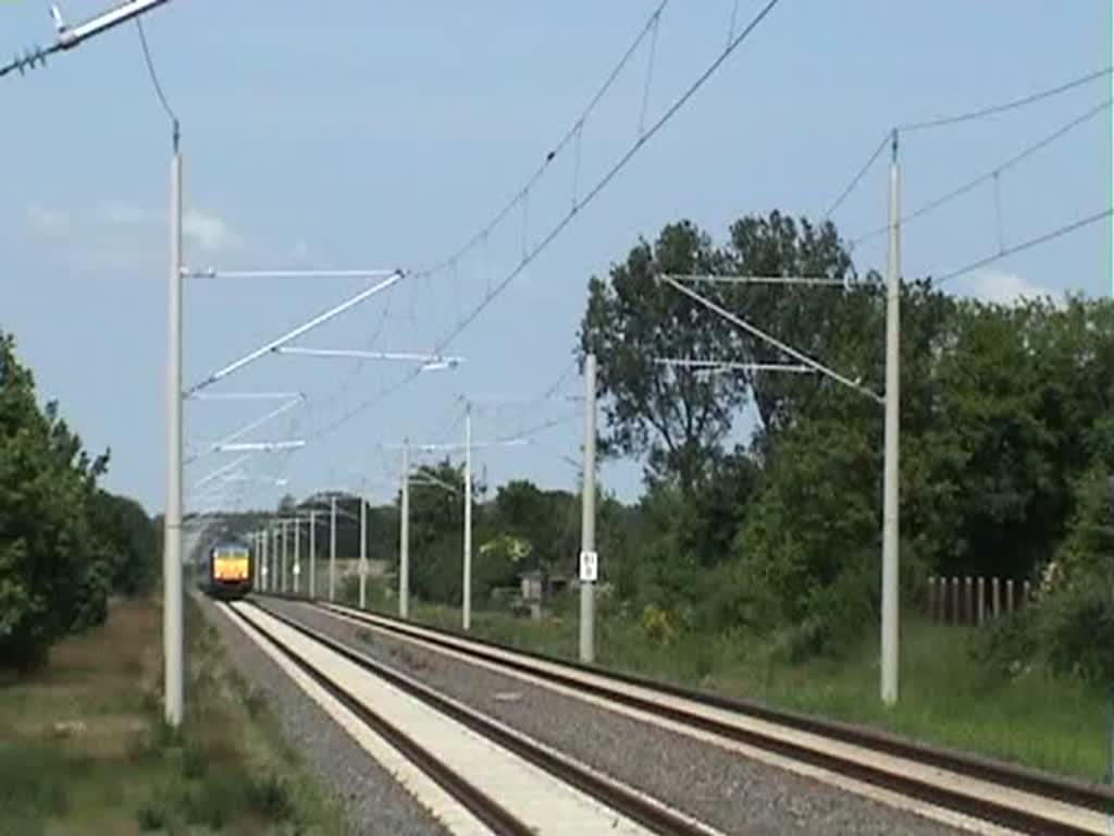 In dem 850-Seelen-Dorf Plaaz (bei Rostock) hlt der Inter Connex auf dem Weg von Rostock nach Leipzig. Es ist der Ersatzhalt fr den Bf. Gstrow. 
Bemerkenswert ist, dass der Zug so lang (oder der Bahnsteig so kurz) ist, dass nicht alle Wagen am Bahnsteig halten knnen.
Gefilmt habe ich Einfahrt und Ausfahrt.
31.Mai 2009