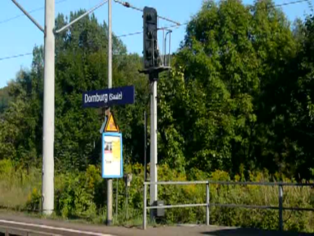 In Dornburg (Saale) auf Gleis 2 fhrt nun die RB von Saalfeld (Saale) nach Groheringen ein. (24.08.2009)
