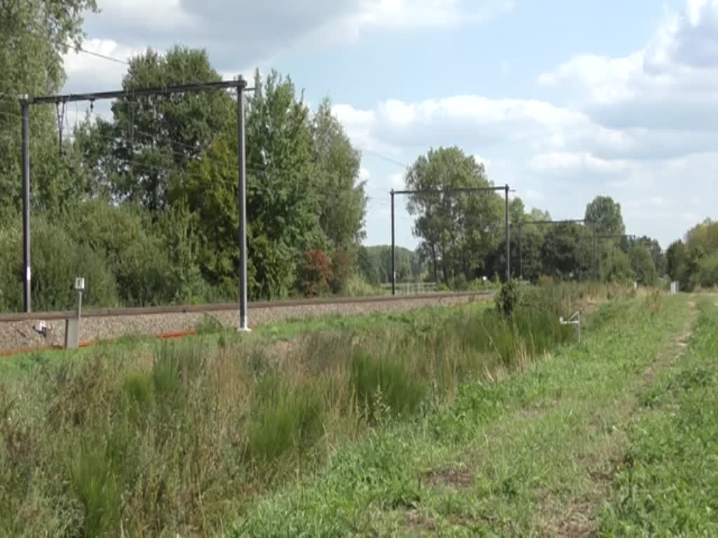 In Lummen kreuzt Triebzug 312 der SNCB/NMBS einen schweren Güterzug, gezogen von 186 225 alias 2833 und 186 231 alias 2839 von Lineas. 