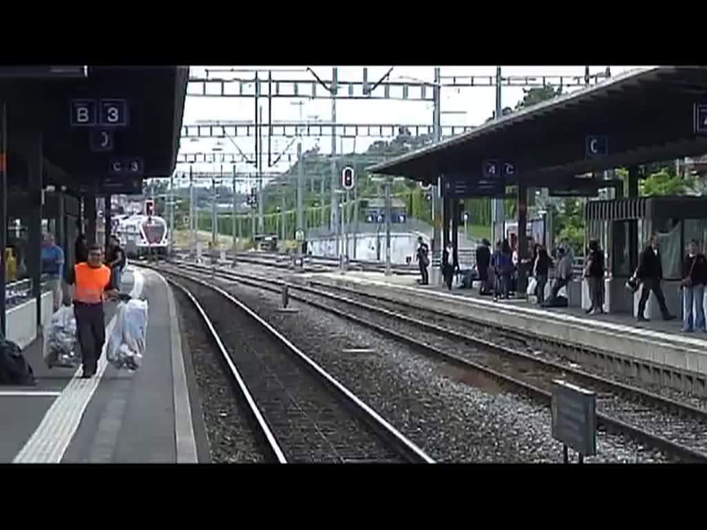 In Morges können wir am Nachmittag des 25.6.2013 die Ein- und Ausfahrt der beiden neuen SBB-Doppelstock-Flirt 511 119 und 116 als RE Genf - Vevey beobachten.