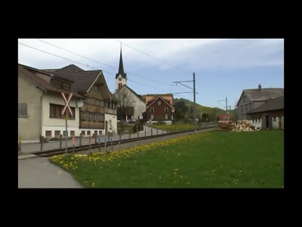 In der Steigung von Gonten treffen wir am 30.4.2012 auf diese beiden Züge der AB Appenzeller Bahnen.