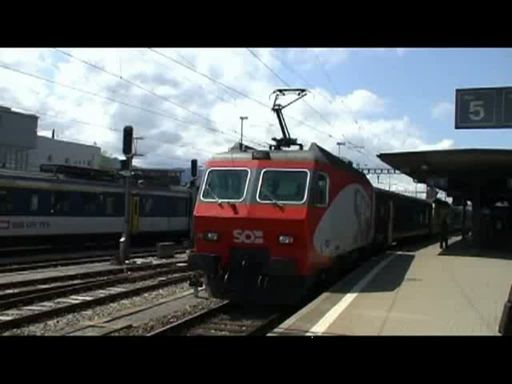 In die Westschweiz 2008 - In Rapperswil erhlt am 01.05.2008 der Voralpenexpress nach Luzern Untersttzung durch Re 446 016-8. In die Gegenrichtung ist ein weiterer Voralpenexpress unterwegs, welcher von 456 093-4 gezogen wird.