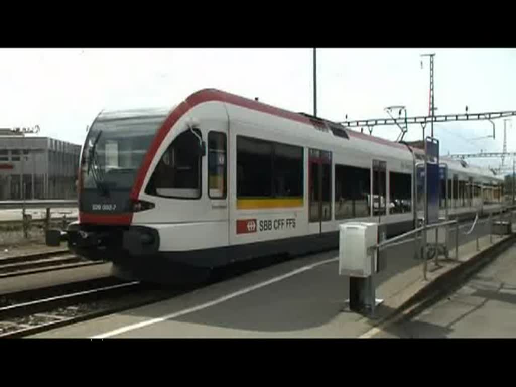 In die Westschweiz 2008 - In Lenzburg angekommen mssen wir die Durchfahrt eines ICN abwarten, bevor unser Regionalzug an den Bahnsteig darf. Am Schluss gibt es noch einen Einblick in den Nahverkehr der Schweiz anno 2008. Lenzburg, 01.05.2008