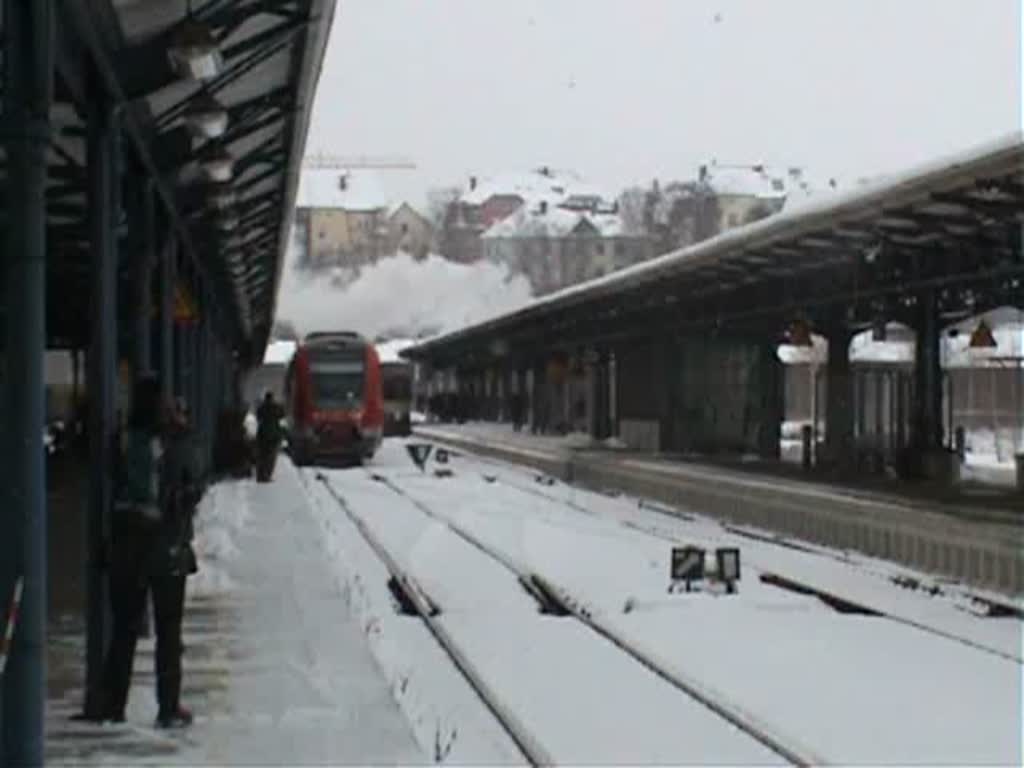 In Zittau fhrt der OS 6207 (Varnsdorf - Liberec) mit dem tschechischen Triebwagen der BR 810 ein. Im Hintergrund dampft die BR 01 1533 (Schnellzugdampf Dresden-Zittau) 17.02.2009
