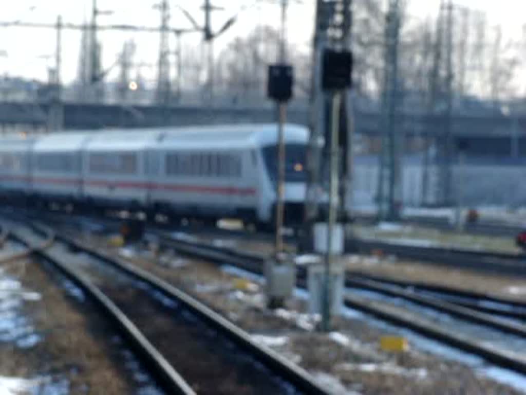 InterCity 1988 nach Hamburg-Altona ber Treuchtlingen, Hannover und Celle hat gerade Einfahrt in den Bahnhof Augsburg Hauptbahnhof. Aufgenommen am 18.11.2007