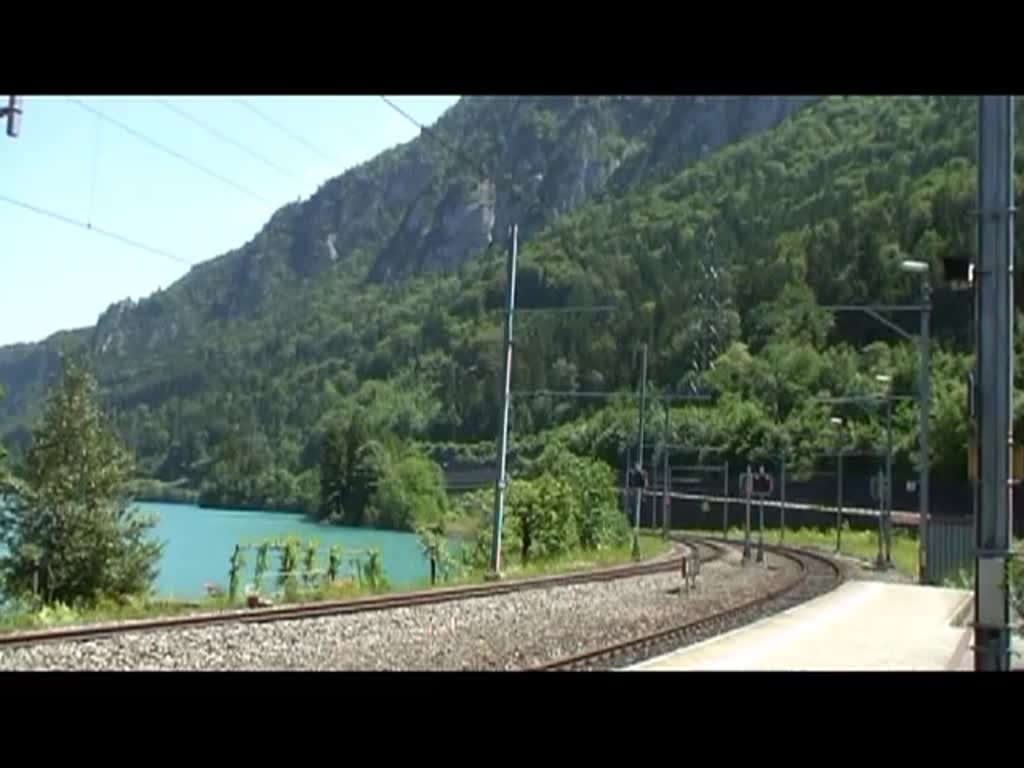 InterCity Interlaken Ost - Spiez - Bern - Basel bei der Durchfahrt in Drligen am Thunersee am 17.6.2013