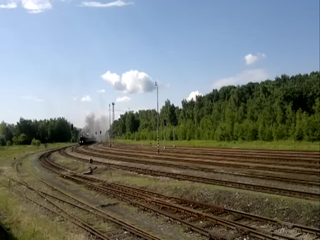 International K.u.K.Dampflokomotiv-Treffen in Luzna, 22.06 2013. Sonderzug mit 310.23 von Prag nach Luzna u Rakovnika. Ankunft am Bahnhof in Kladno. 