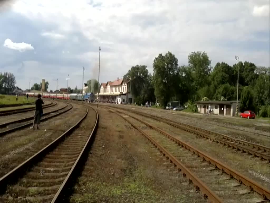 International K.u.K.Dampflokomotiv-Treffen in Luzna am 22.06 2013. Sonderzug mit 477.043 von Luzna u Rakovnika nach Prag. Abfahrt vom Bahnhof Kladno.Video Shot on location für Fotografen.