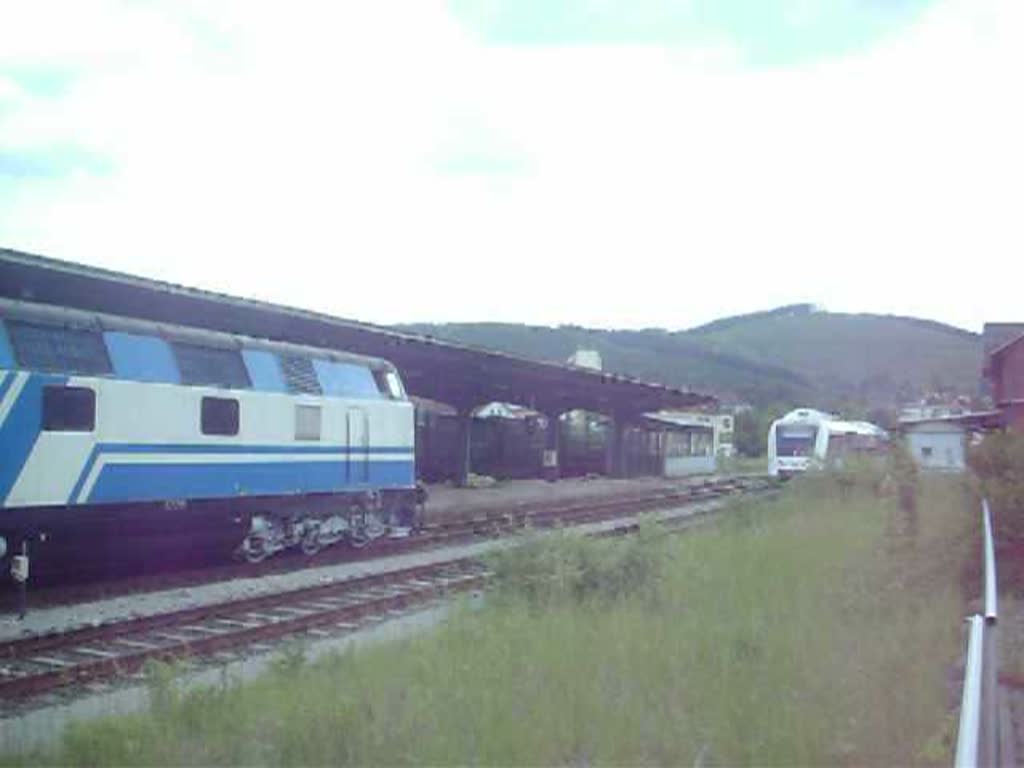 Itino Ausfahrt aus den Bahnhof Ilmenau, auf Gleis 2 rangiert die Rennsteigbahn. 27.05.09