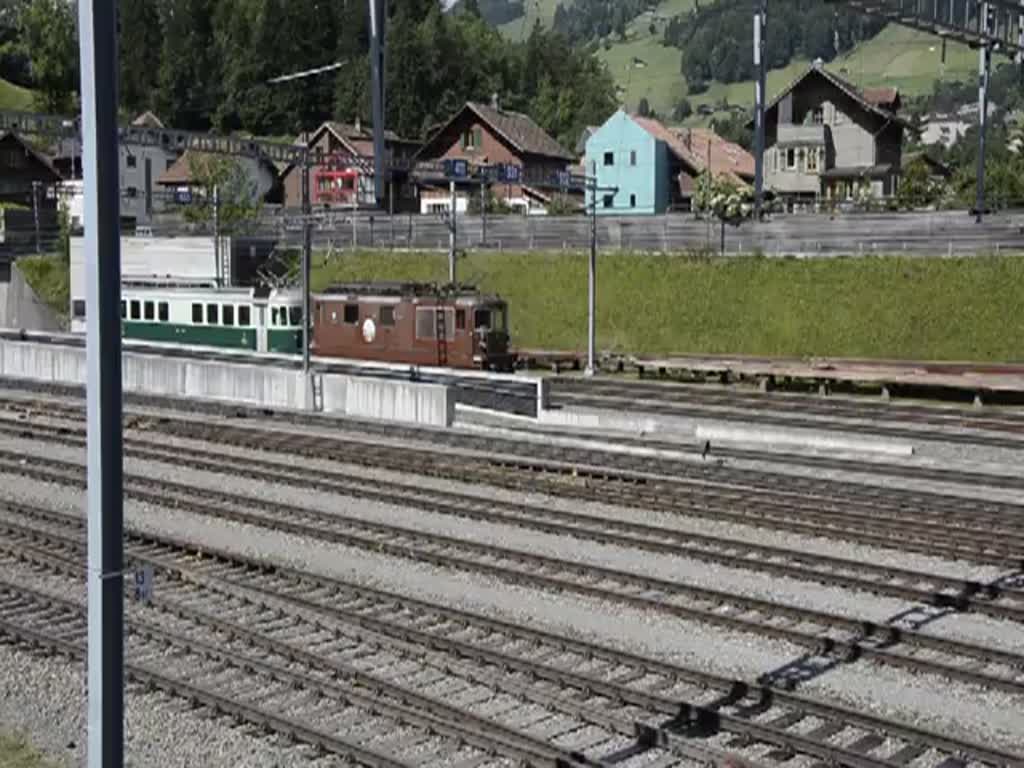 Jubilum 100 Jahre BLS. Einfahrt des BN Be 4/4 761, gezogen von der BLS Re 4/4 172 am 30.06.2013 in Frutigen