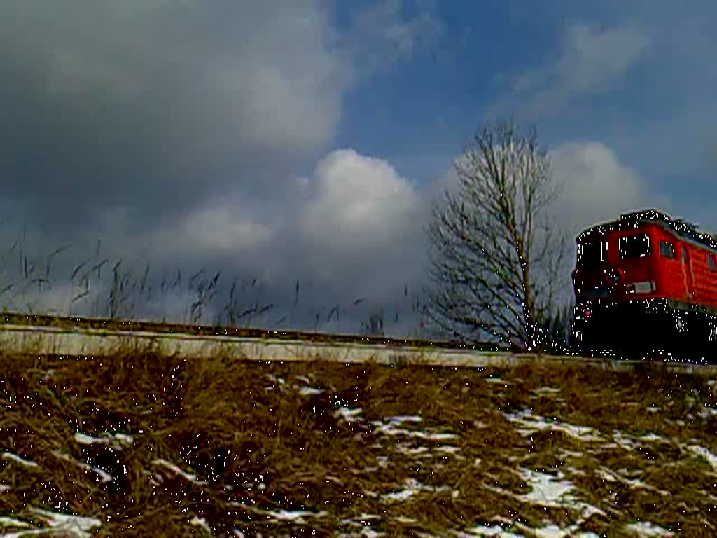Kesselwagenzug unterwegs Richtung Mnchen
Gefilmt an der Bahnunterfhrung in Schwindegg

