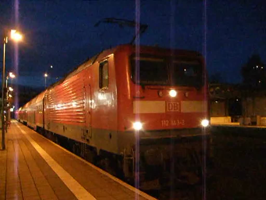 Kieler 112 143-3 mit Ihrer S1 von Rostock Hbf Richtung Warnemünde bei der Ausfahrt im Haltepunkt Rostock-Lütten Klein.(11.11.10)